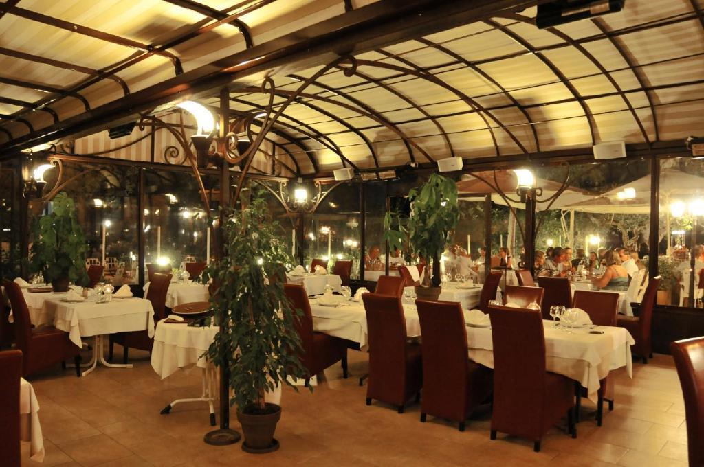 Les Pins Restaurant Et Chambre D'Hotes シヤン・ラ・カスカード エクステリア 写真