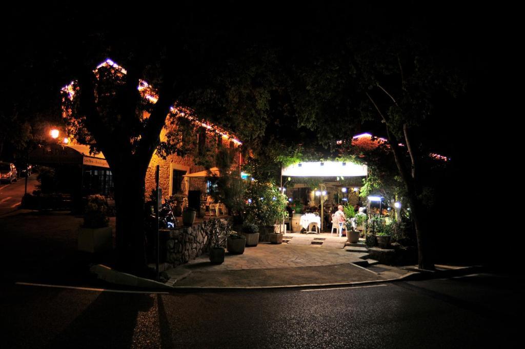 Les Pins Restaurant Et Chambre D'Hotes シヤン・ラ・カスカード エクステリア 写真