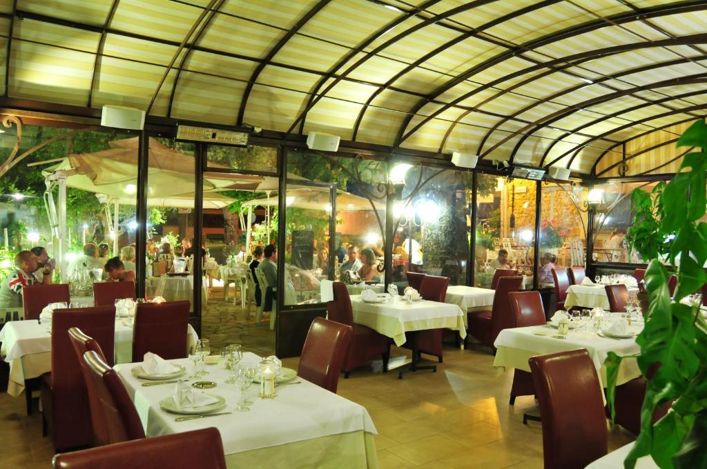 Les Pins Restaurant Et Chambre D'Hotes シヤン・ラ・カスカード エクステリア 写真